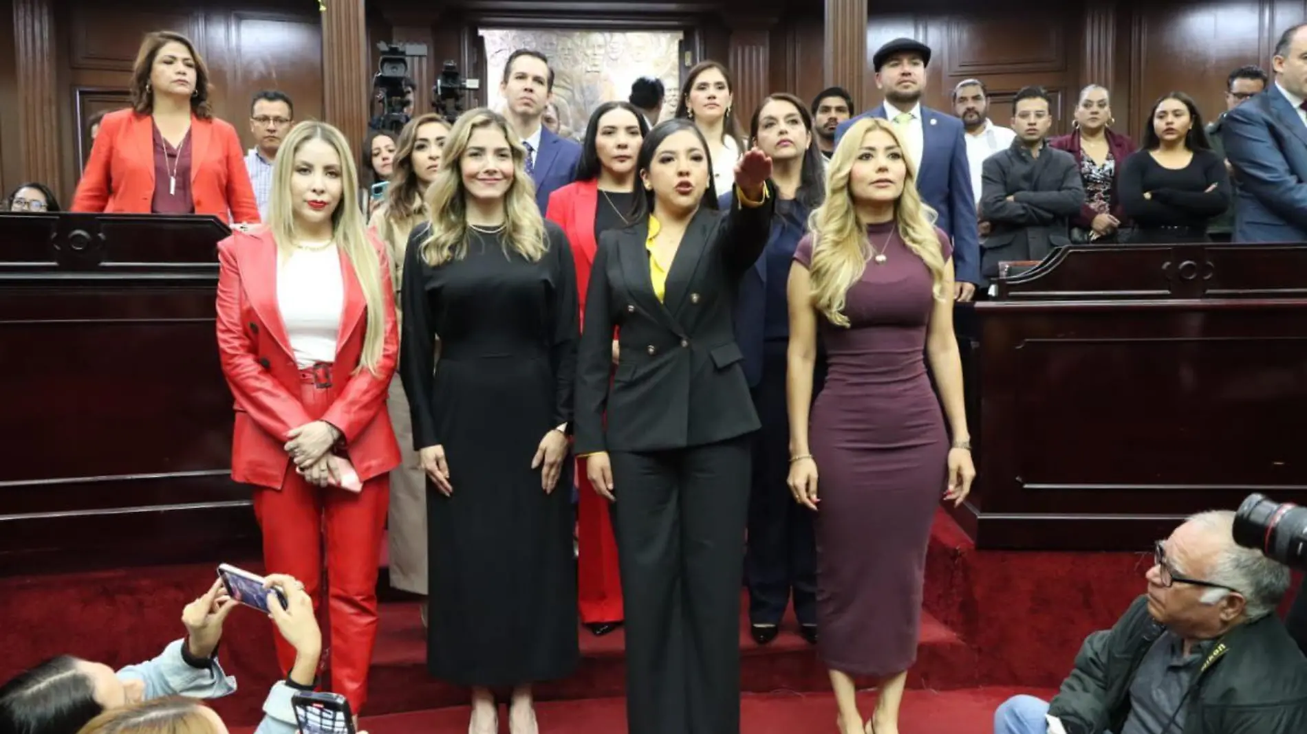 Nancy Torres tomando protesta como alcaldesa de Charapan 